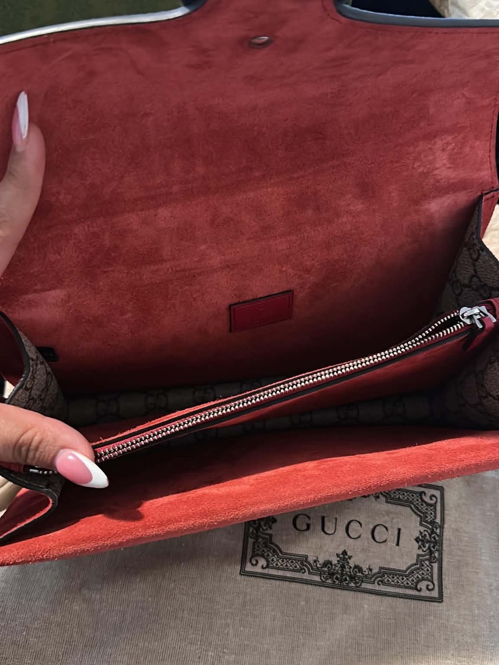 Gucci Dionysus GG Supreme Shoulder Bag in Beige and Red Suede - Picture 5 of 11